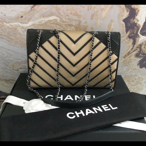 RUNWAY Chanel CC Chevron Couture Two-Tone Flap Bag - Picture 3 of 8